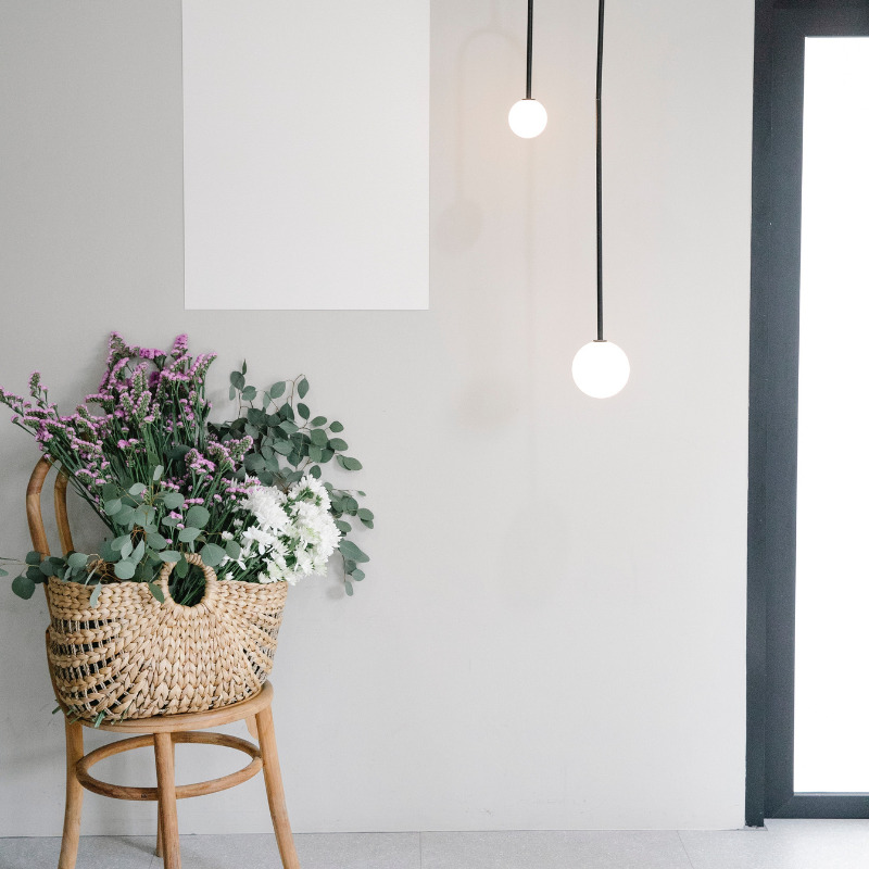 decoration avec panier de fleur sur une chaise